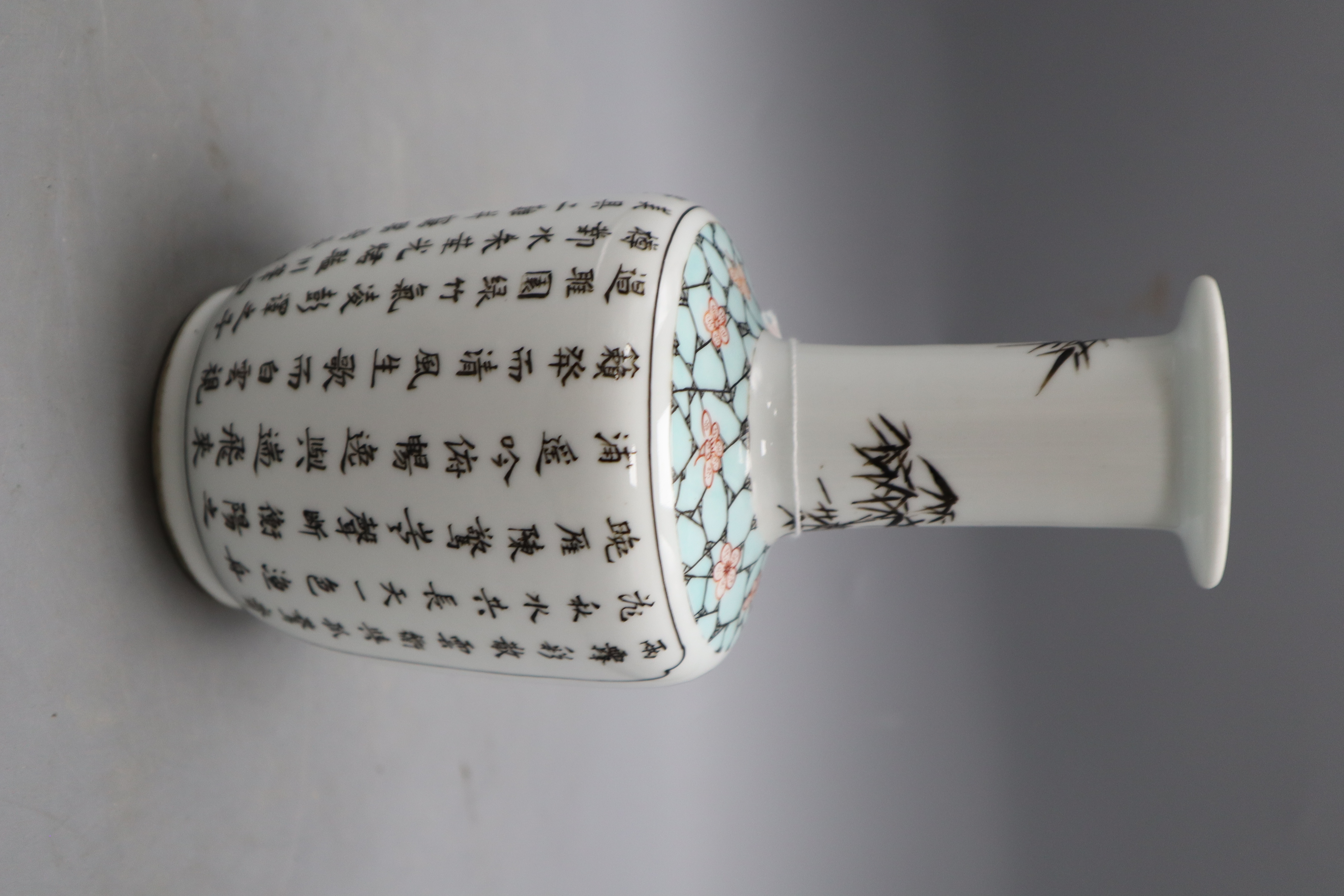 A Chinese famille verte vase inscribed with the Tang dynasty poem Kingtang Pavilion, height 20cm
